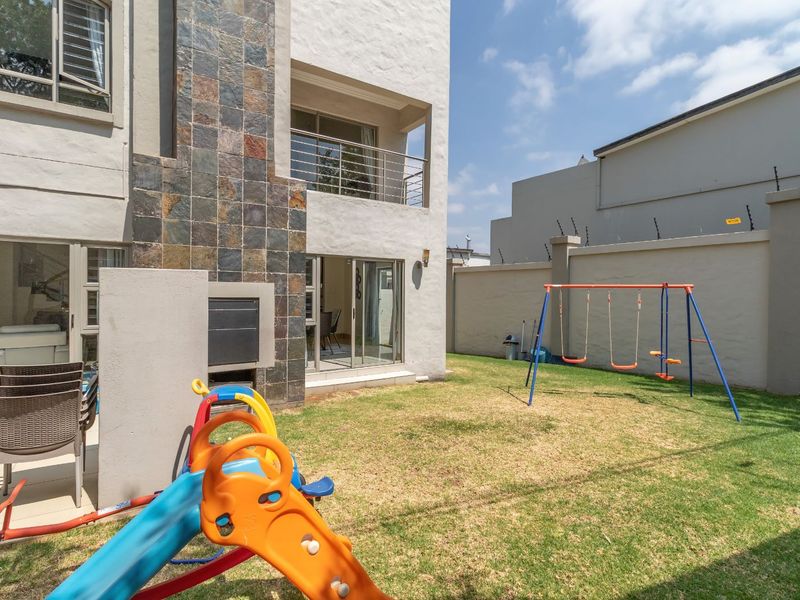 House For Sale in Bryanston - Photo 2