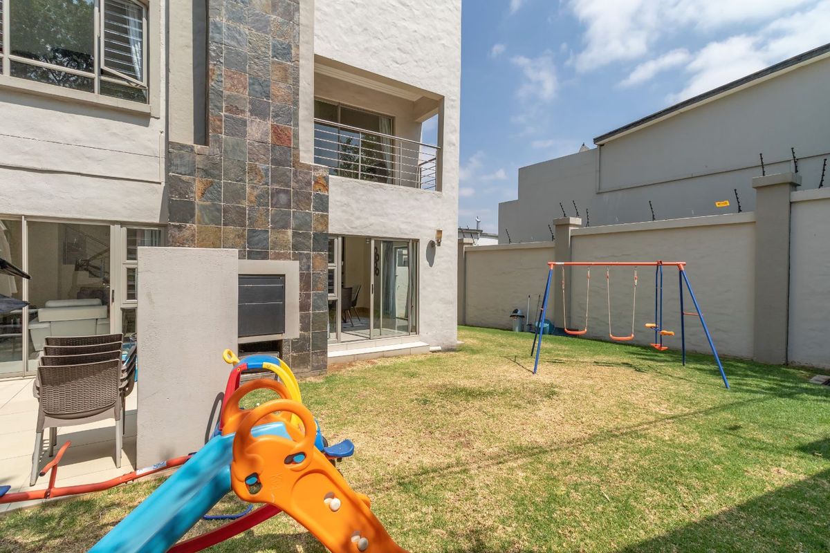 House For Sale in Bryanston - Photo 2