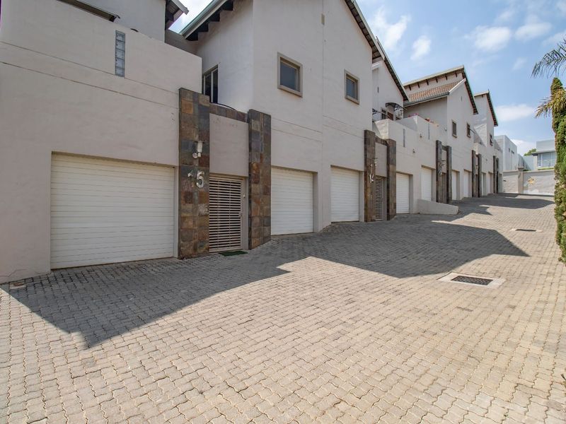 House For Sale in Bryanston - Photo 4