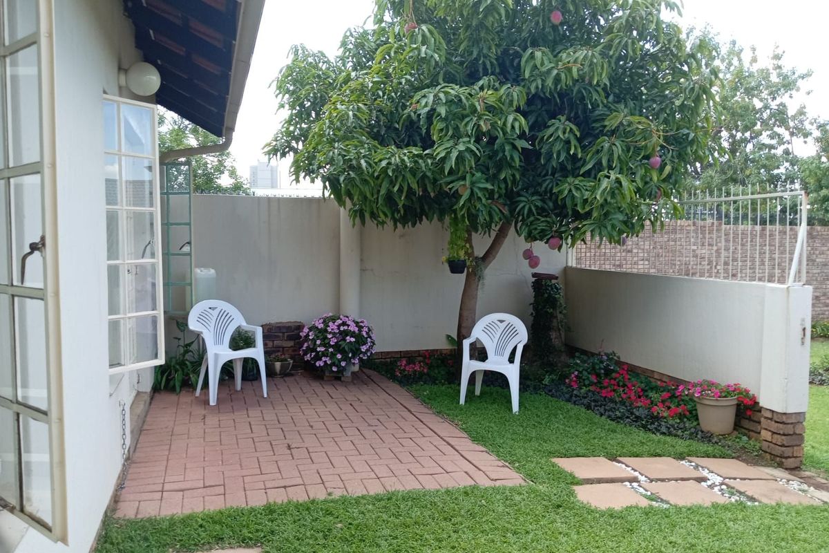 Townhouse For Sale in Garsfontein - Photo 4