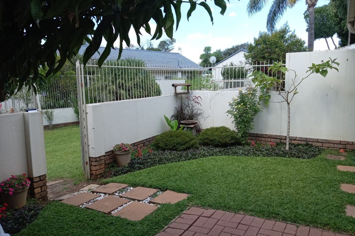 Townhouse For Sale in Garsfontein - Photo 2