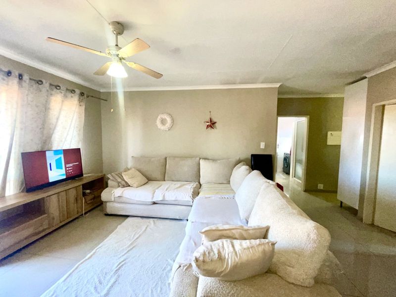 Apartment For Sale in Zwartkop - Photo 3