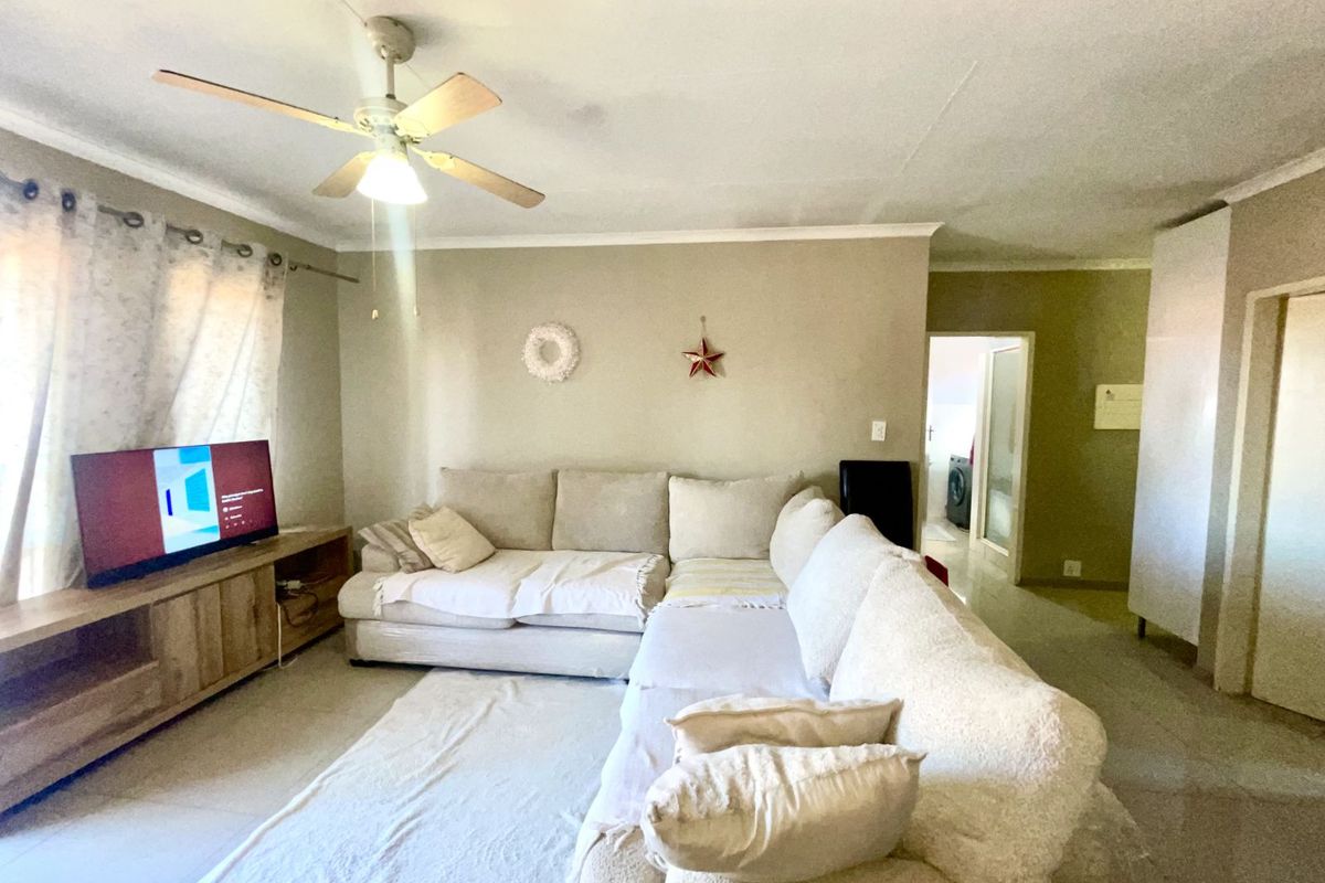 Apartment For Sale in Zwartkop - Photo 3