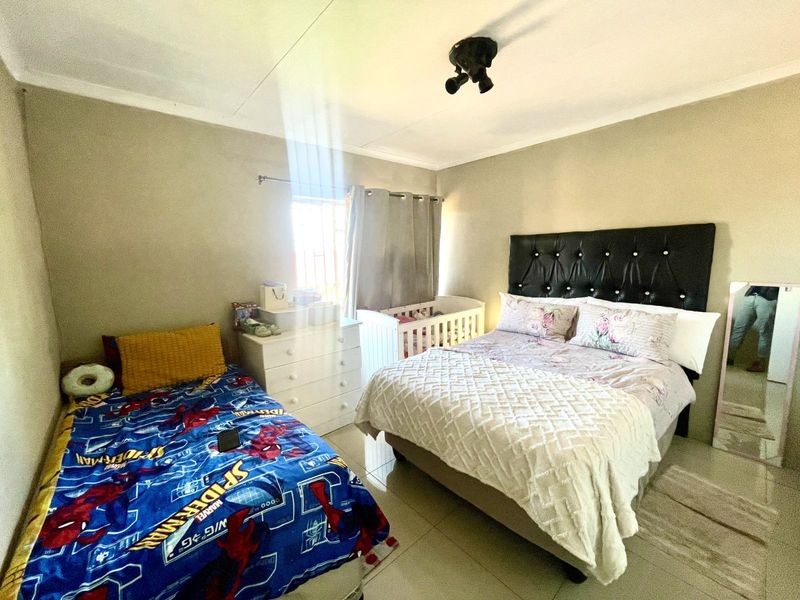 Apartment For Sale in Zwartkop - Photo 8
