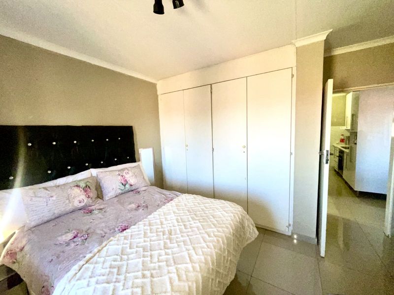 Apartment For Sale in Zwartkop - Photo 9