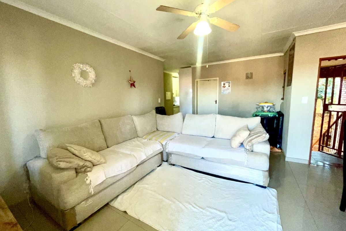 Apartment For Sale in Zwartkop - Photo 2