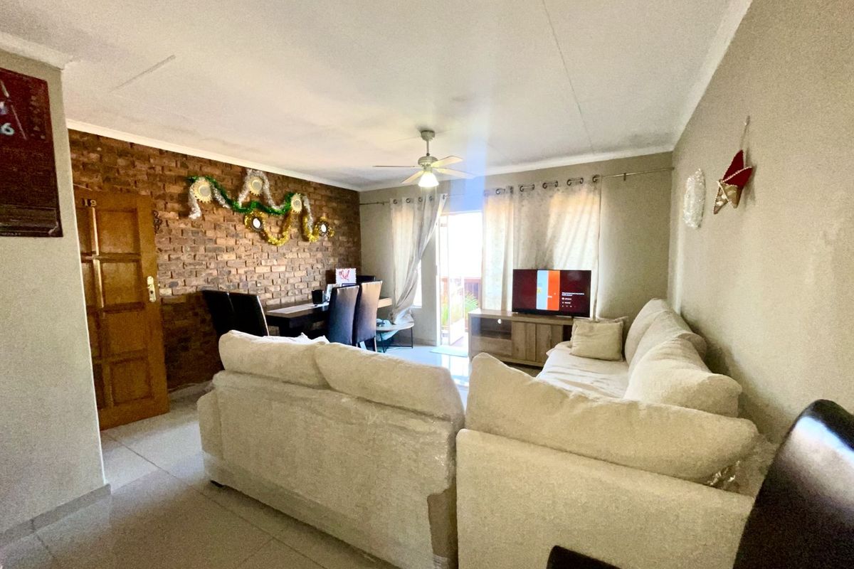 Apartment For Sale in Zwartkop - Photo 4