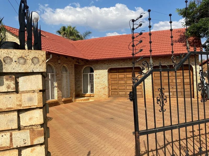 House For Sale in Carletonville Central - Photo 4