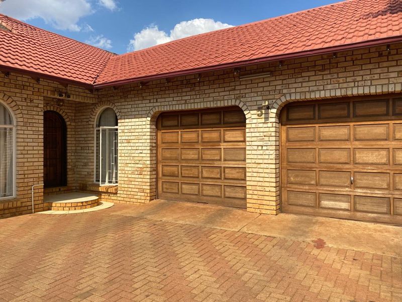 House For Sale in Carletonville Central - Photo 2
