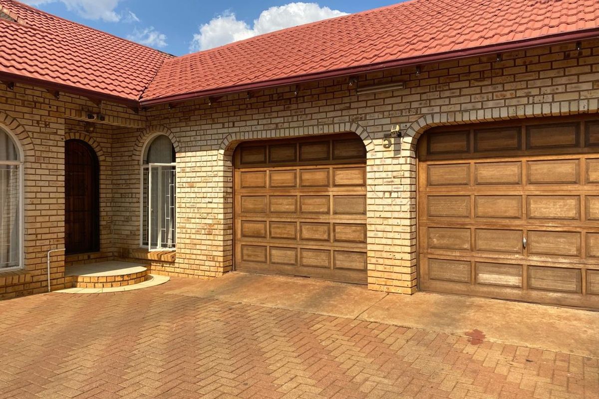 House For Sale in Carletonville Central - Photo 2
