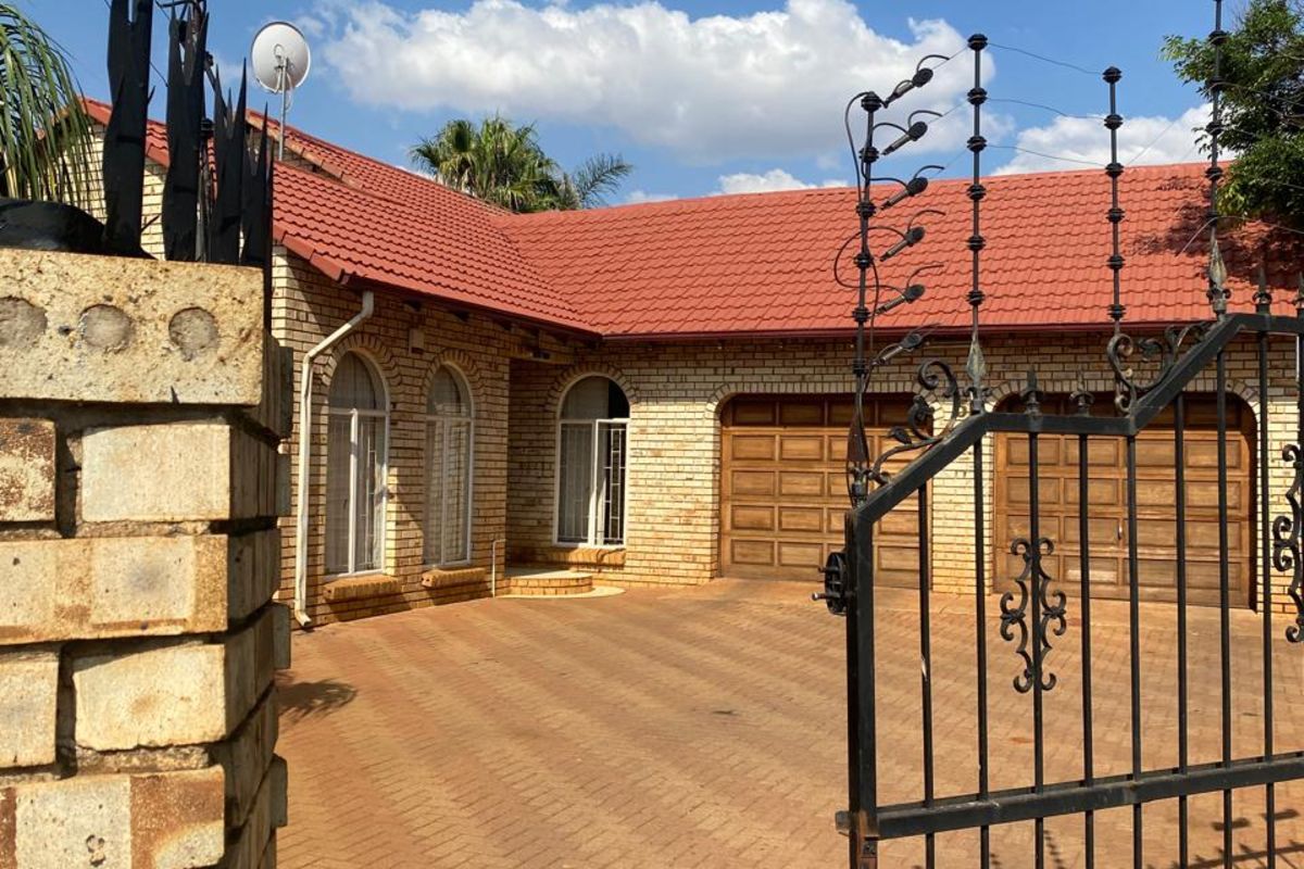 House For Sale in Carletonville Central - Photo 3