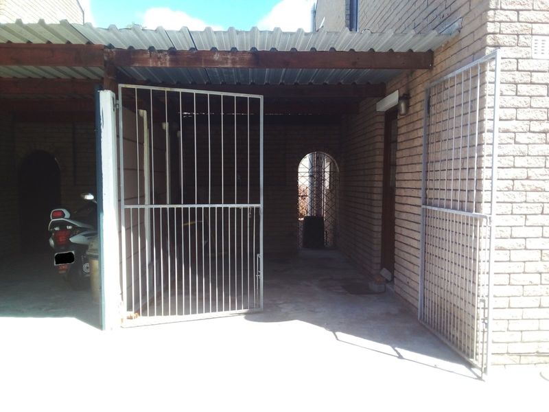 Townhouse For Sale in Diep River - Photo 4