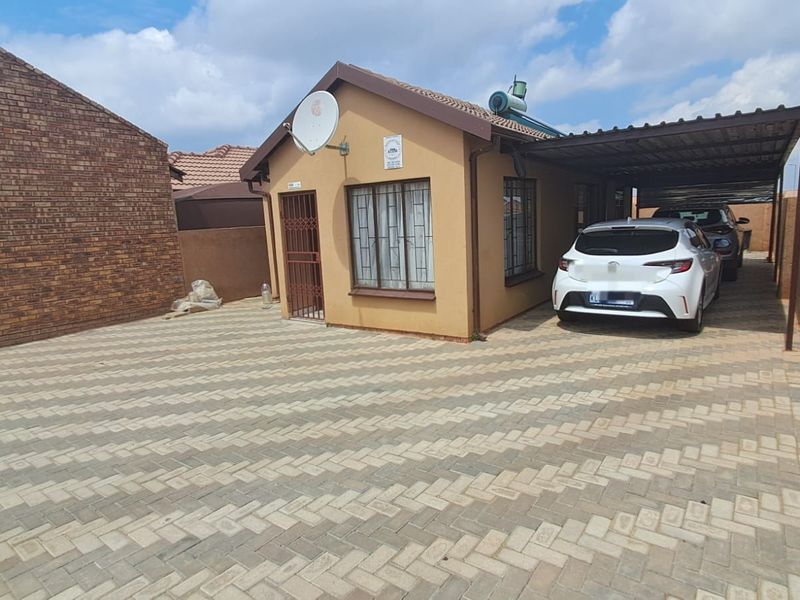 House For Sale in Soshanguve Ext - Photo 2