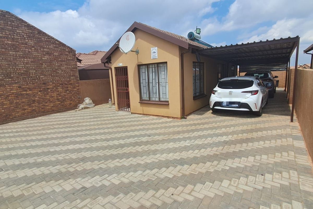 House For Sale in Soshanguve Ext - Photo 2