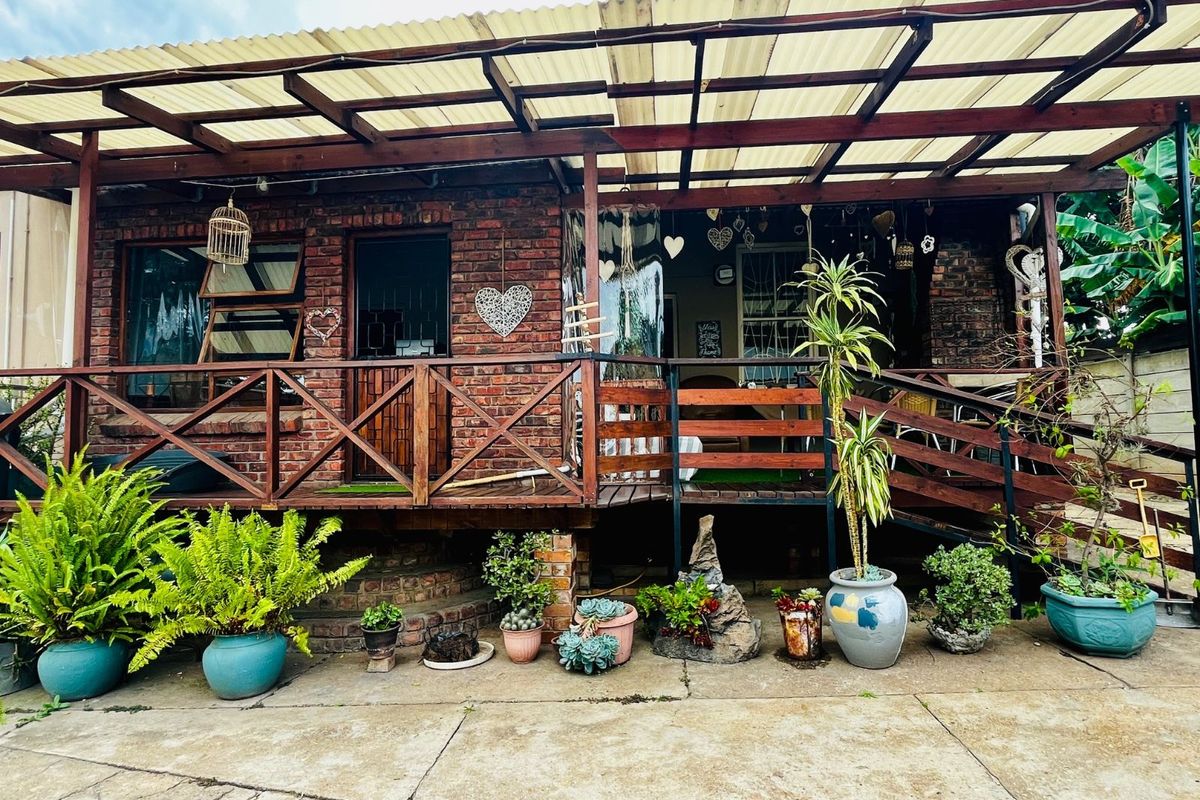 House For Sale in College Hill - Photo 2