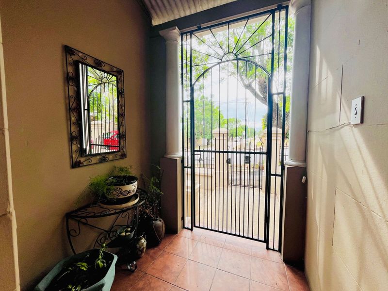 House For Sale in College Hill - Photo 5