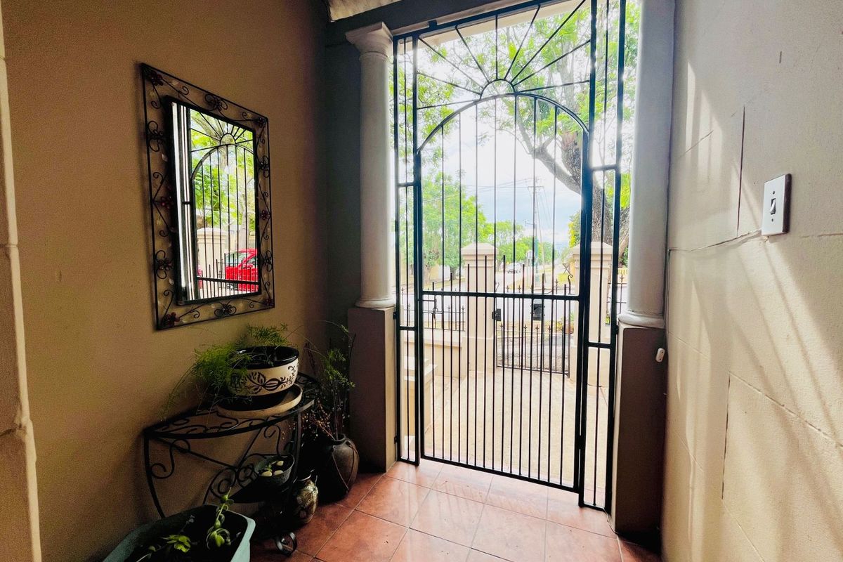 House For Sale in College Hill - Photo 5