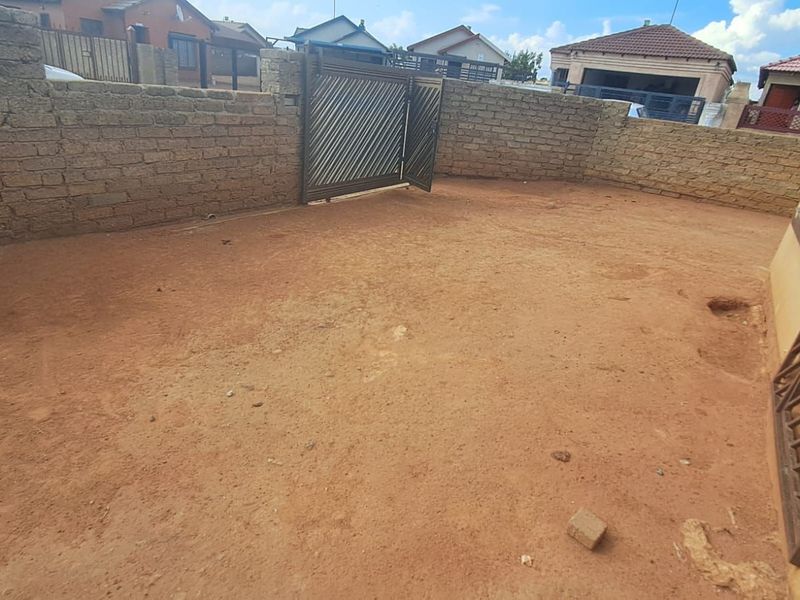 House For Sale in Soshanguve Ext - Photo 2