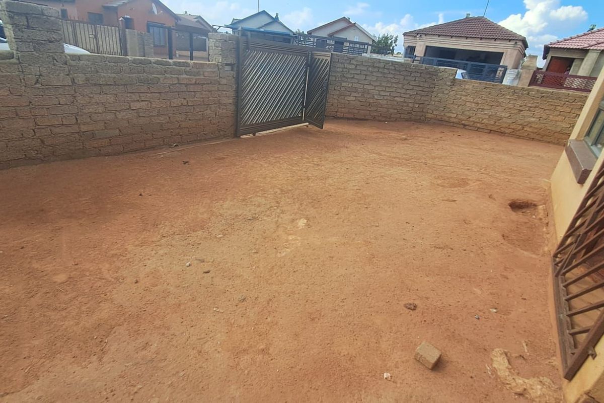 House For Sale in Soshanguve Ext - Photo 2