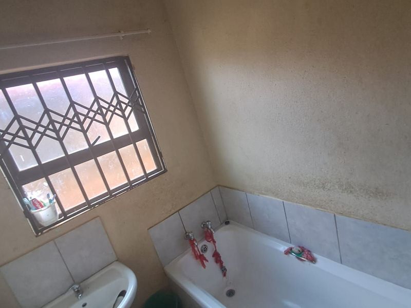 House For Sale in Soshanguve Ext - Photo 4