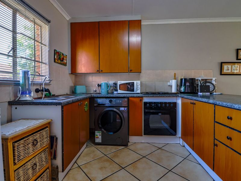 Townhouse For Sale in Amberfield - Photo 2