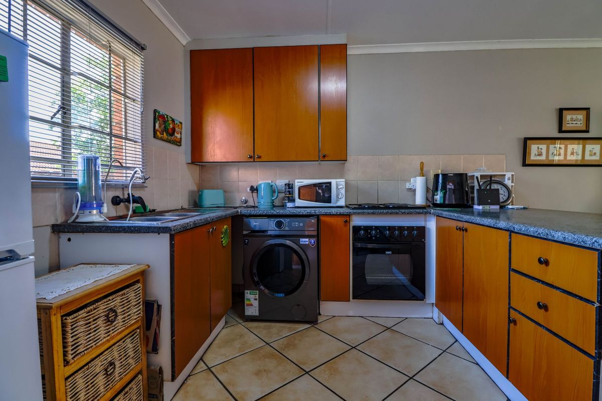 Townhouse For Sale in Amberfield - Photo 2