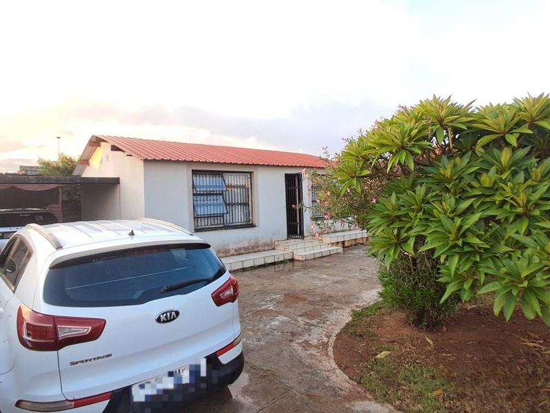 House For Sale in Soshanguve Ext - Photo 2