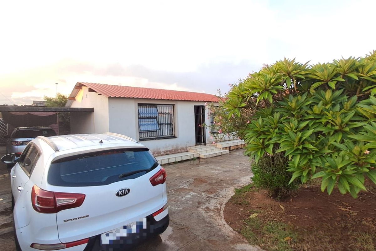House For Sale in Soshanguve Ext - Photo 2
