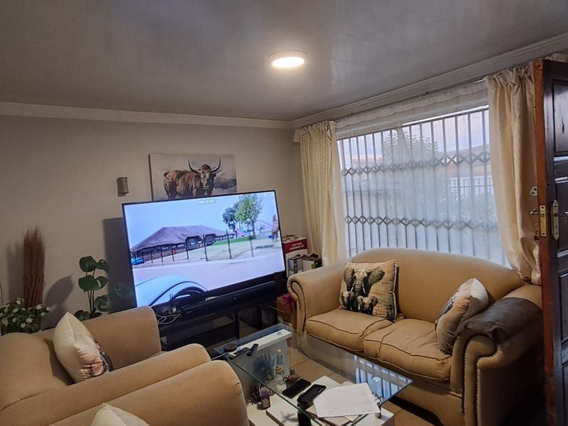 House For Sale in Soshanguve Ext - Photo 4