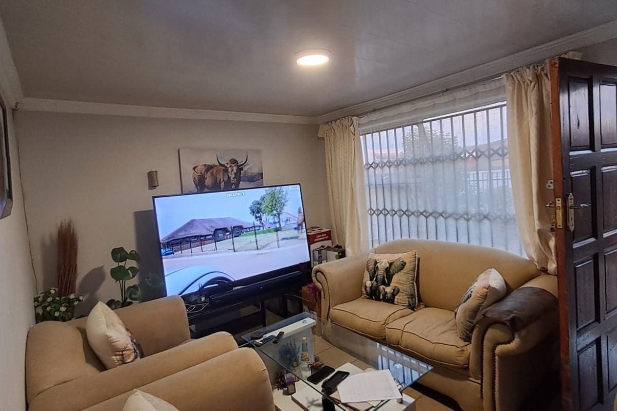 House For Sale in Soshanguve Ext - Photo 4