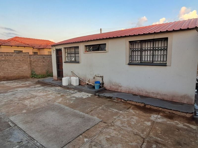 House For Sale in Soshanguve Ext - Photo 3