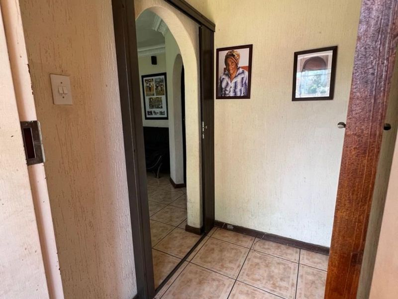 House For Sale in Brackendowns - Photo 4