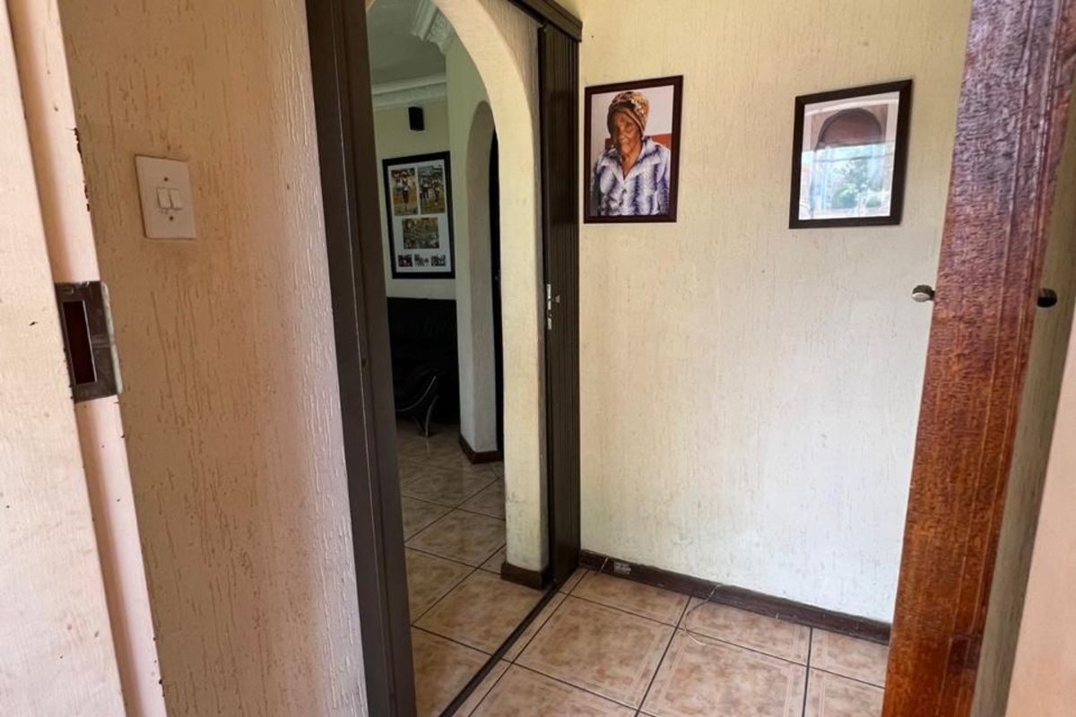 House For Sale in Brackendowns - Photo 4