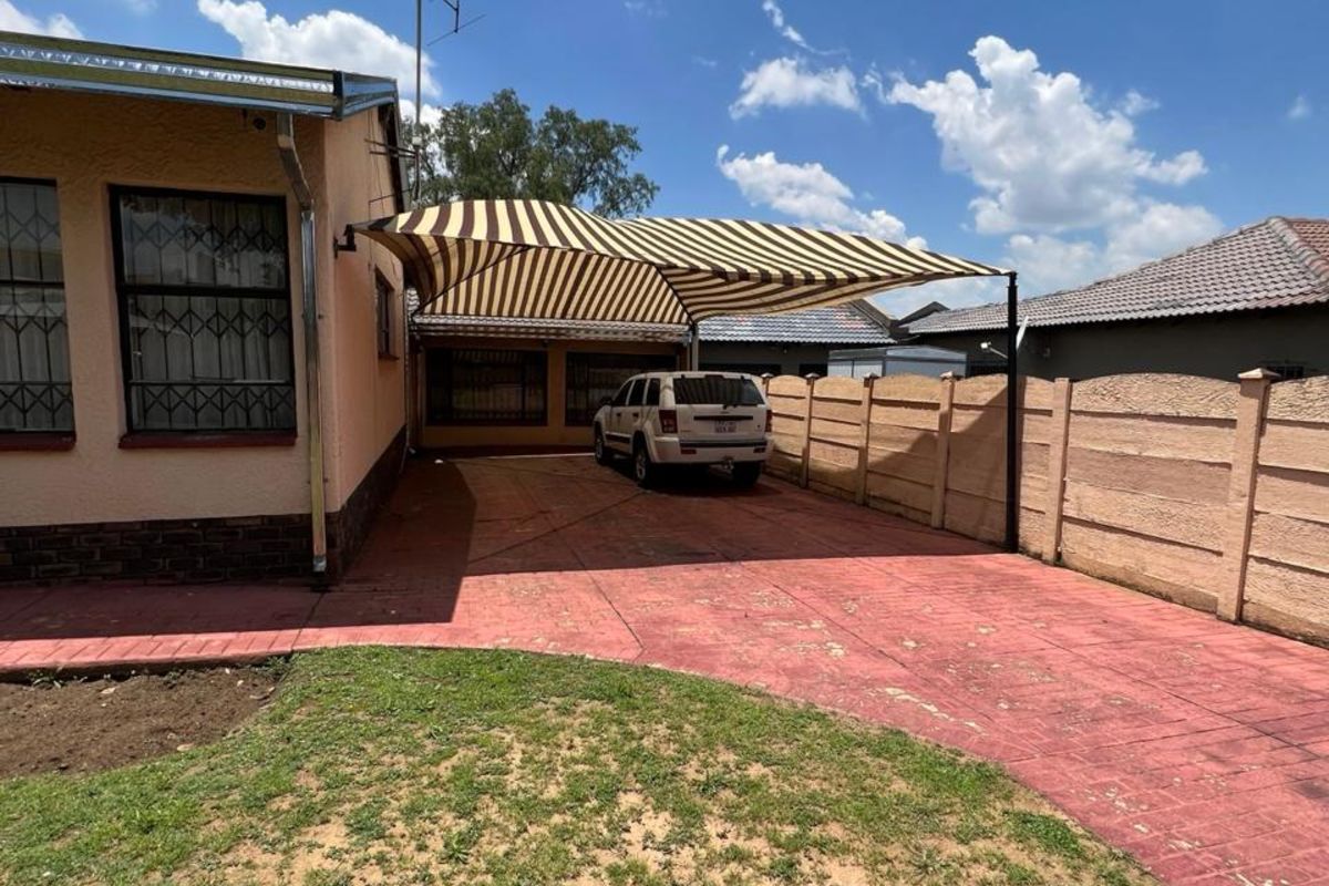 House For Sale in Brackendowns - Photo 3