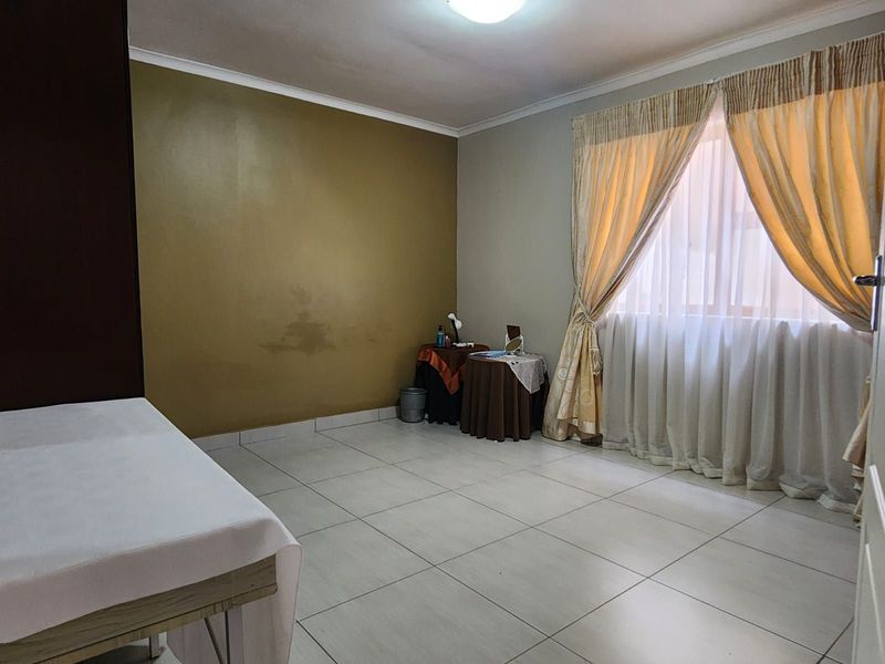 Townhouse For Sale in Bendor - Photo 6