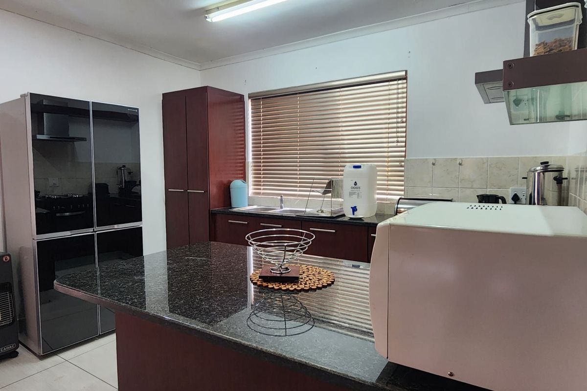 Townhouse For Sale in Bendor - Photo 4