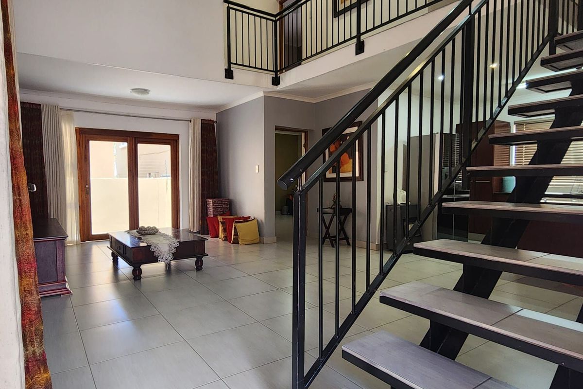 Townhouse For Sale in Bendor - Photo 2