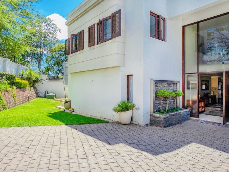 House For Sale in Bryanston - Photo 2