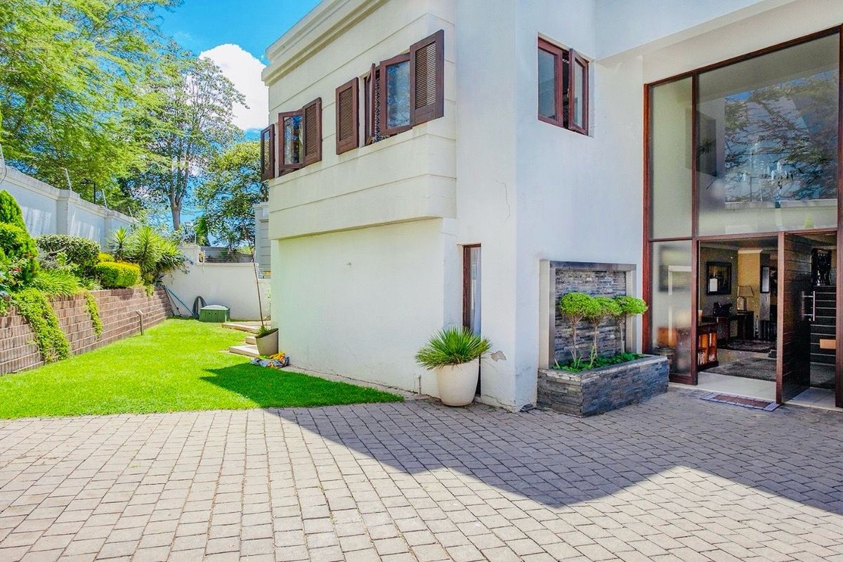 House For Sale in Bryanston - Photo 2