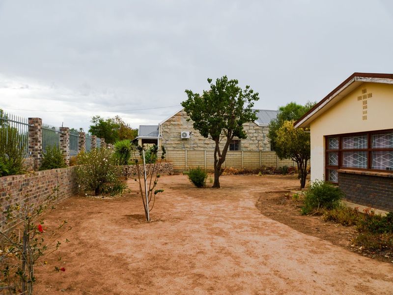 House For Sale in Oudtshoorn North - Photo 3