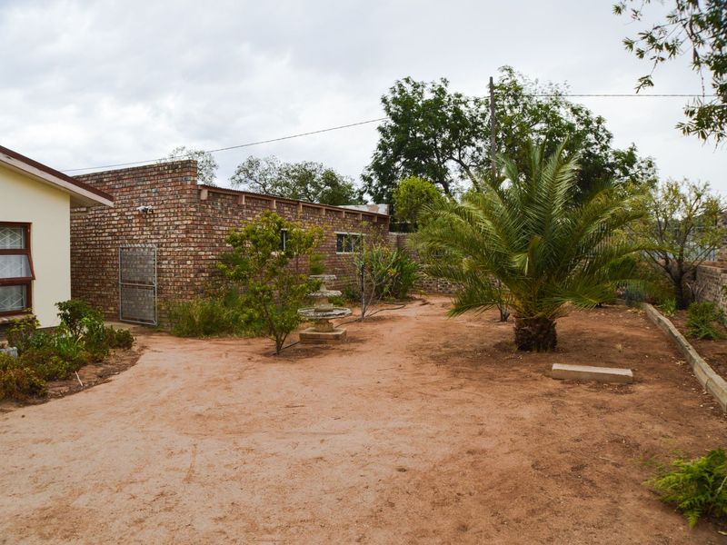 House For Sale in Oudtshoorn North - Photo 2