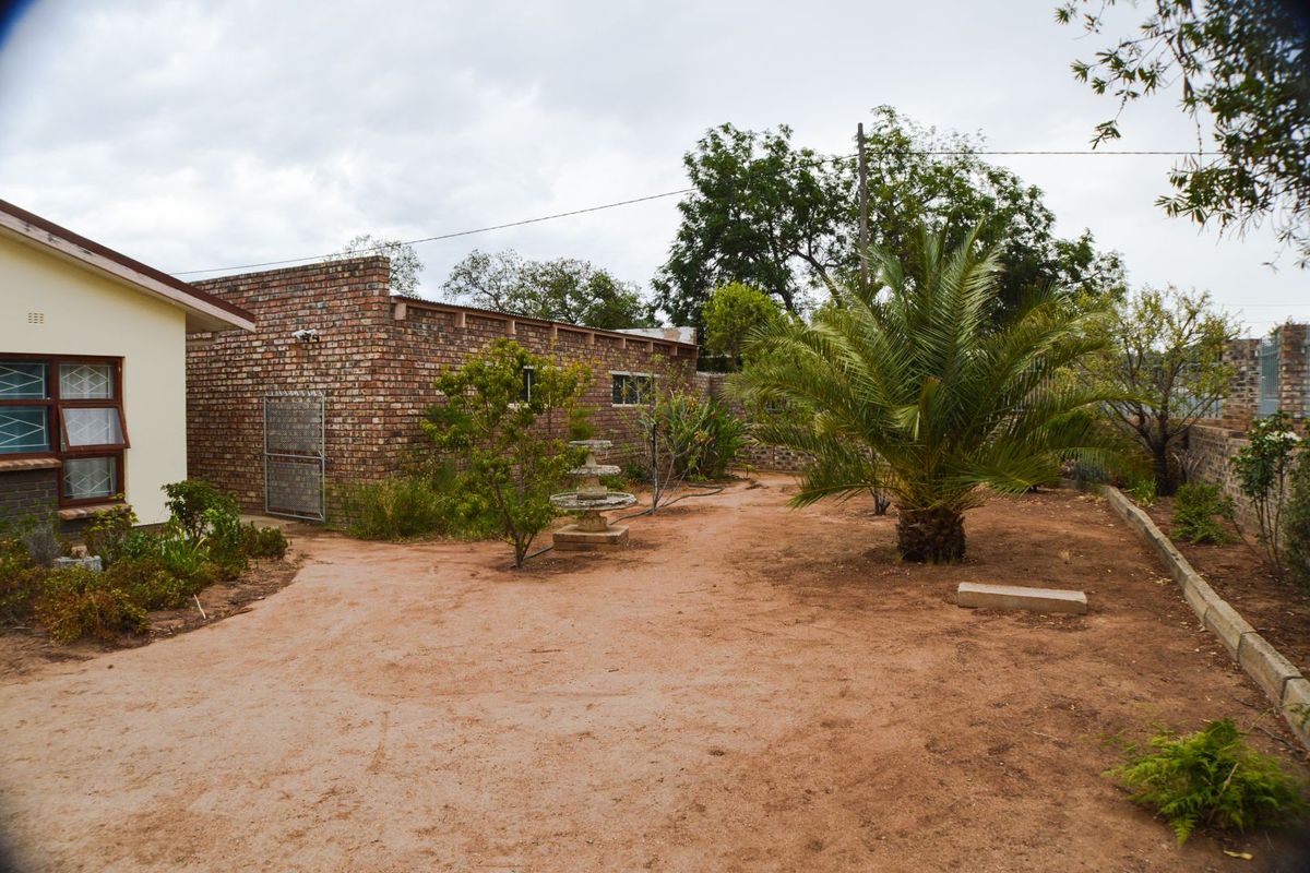 House For Sale in Oudtshoorn North - Photo 2