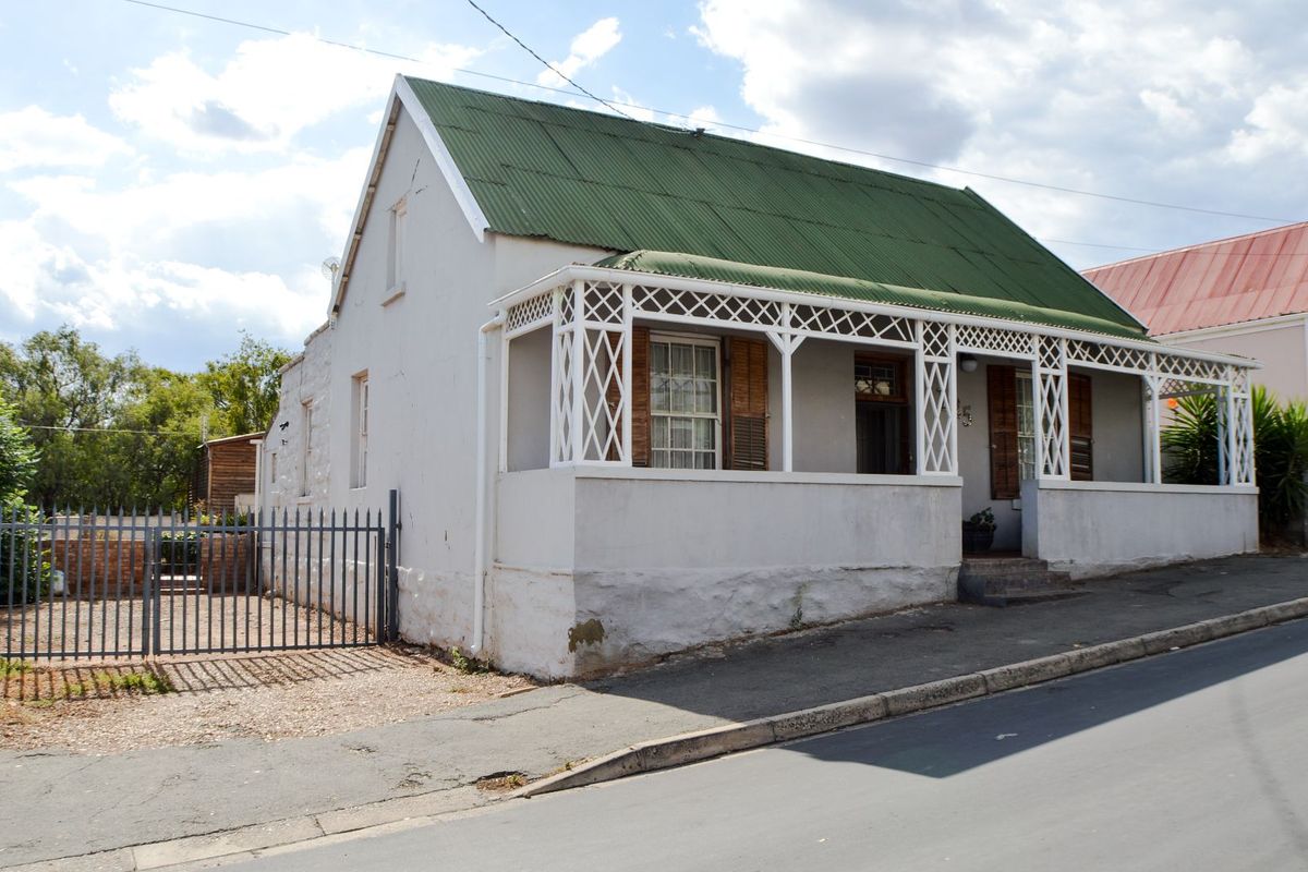 House For Sale in Oudtshoorn North - Photo 2