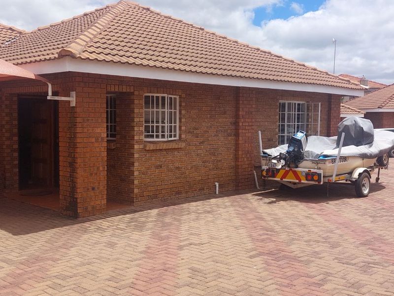 Townhouse For Sale in Bendor - Photo 3