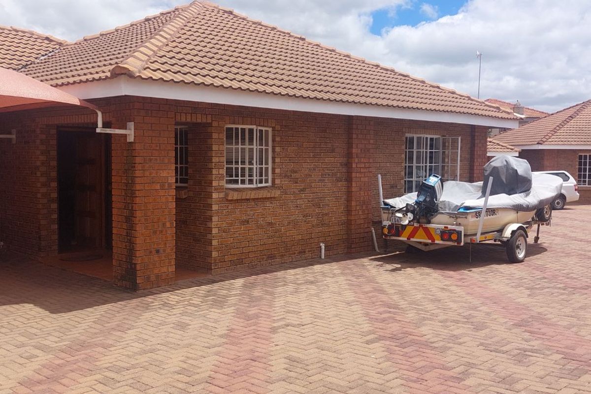 Townhouse For Sale in Bendor - Photo 3