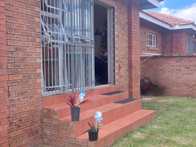 Townhouse For Sale in Bendor - Photo 4