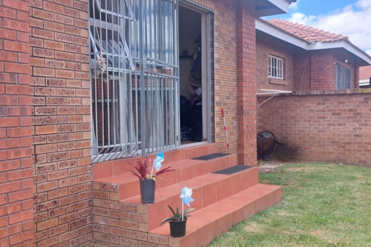 Townhouse For Sale in Bendor - Photo 4