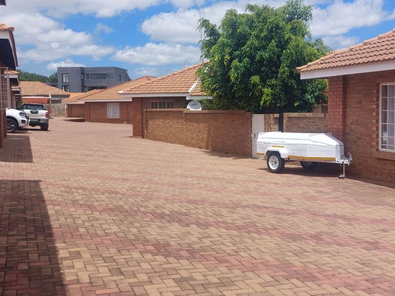 Townhouse For Sale in Bendor - Photo 5