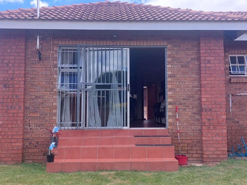 Townhouse For Sale in Bendor - Photo 2