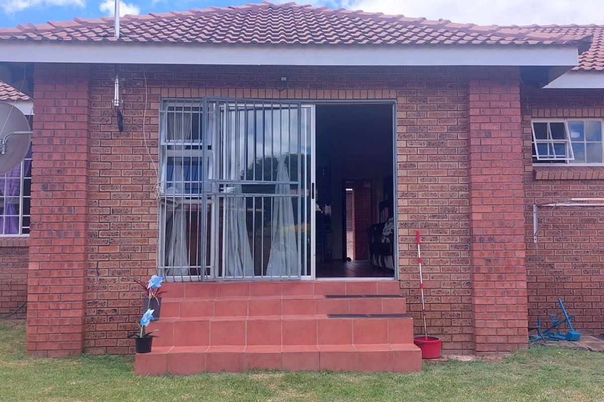 Townhouse For Sale in Bendor - Photo 2